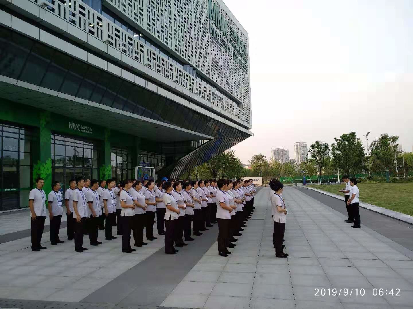 記武漢軍運會媒體中心保潔團隊——武漢江城清洗